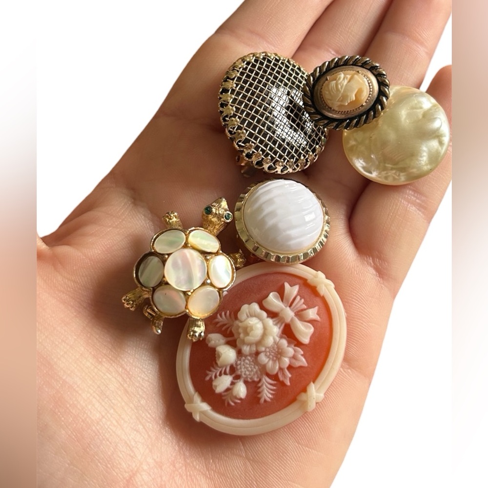 Elegant Vintage Costume Jewelry Timeless Pieces Necklaces Bracelets Brooches Etc - Picture 11 of 11